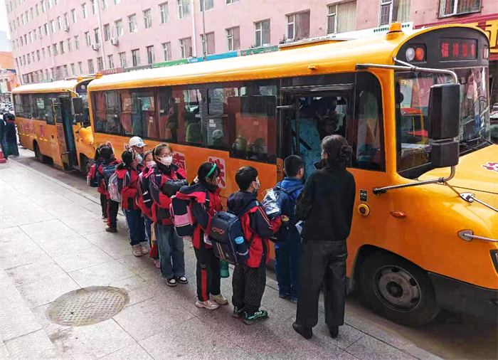 中通校車為公主嶺小學生提供更加規范專業的出行服務.jpg
